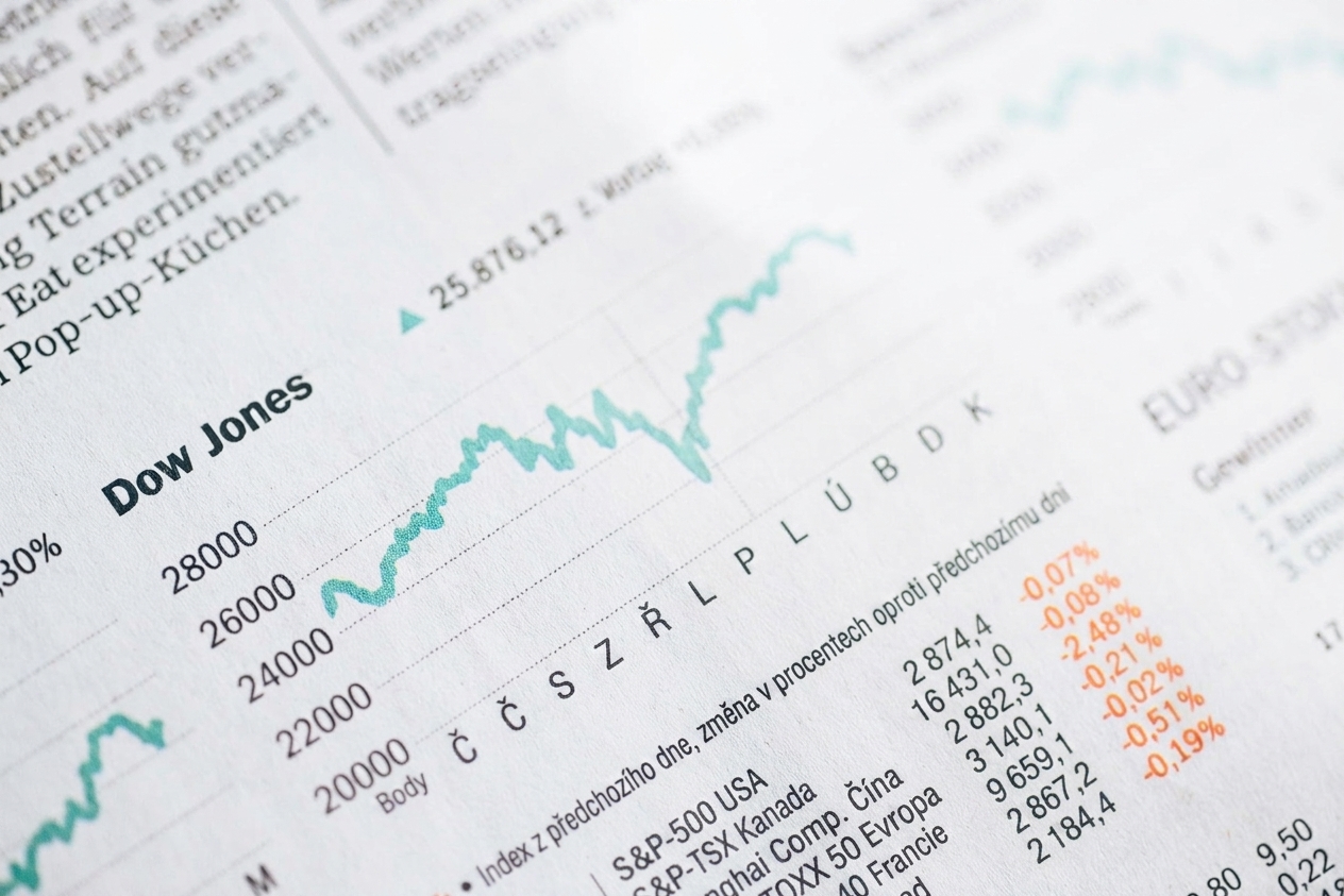Obrázek novin s grafem indexu Dow Jones