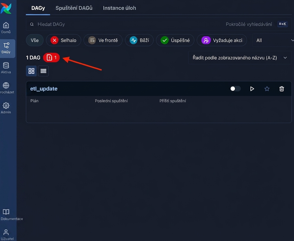 Zobrazení DAGů v Airflow se zvýrazněným tlačítkem oznámení o chybě importu