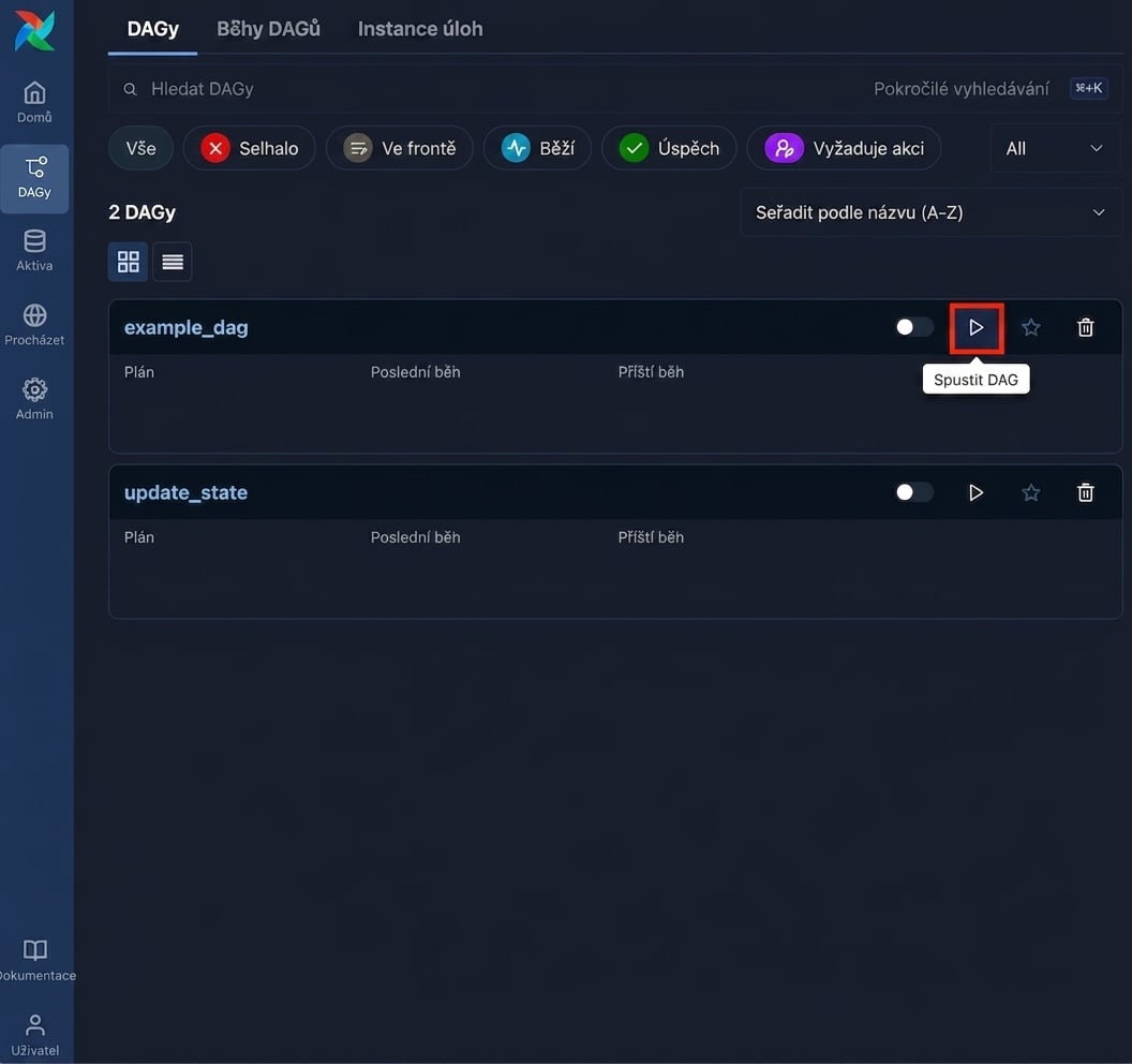 Zobrazení DAGů v Airflow se zvýrazněným tlačítkem pro spuštění