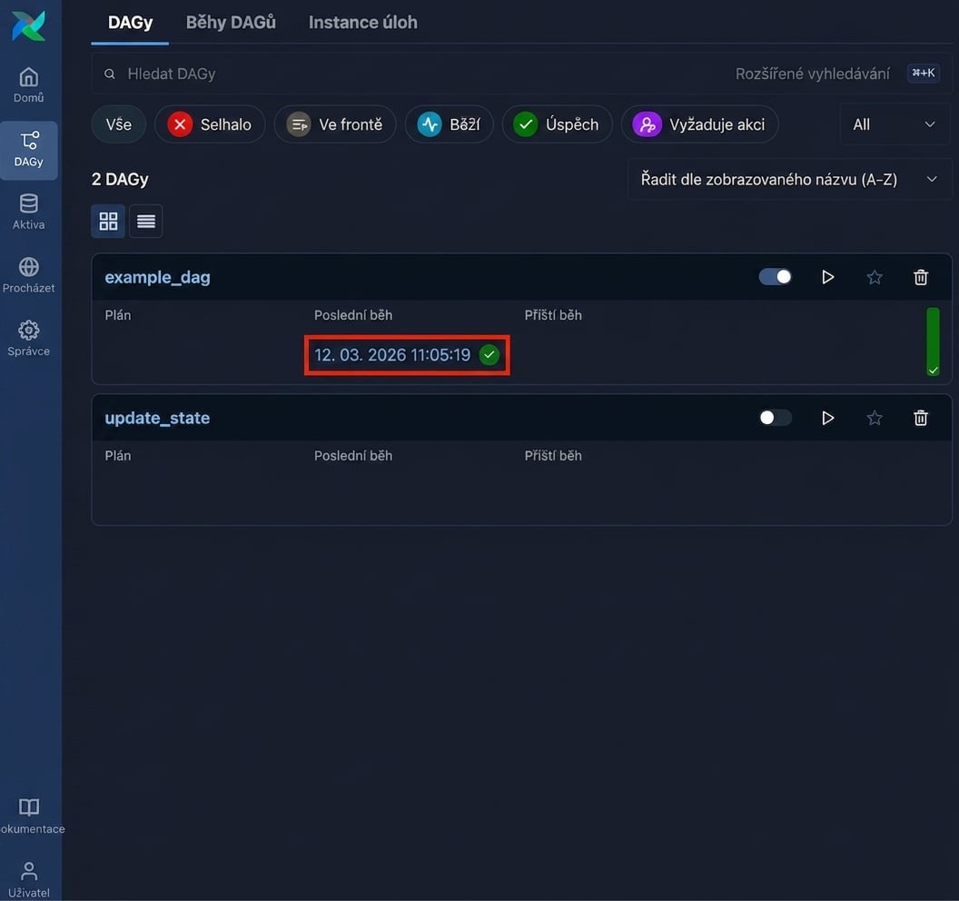 Zobrazení DAGů v Airflow s úspěšným posledním spuštěním označeným zelenou fajfkou
