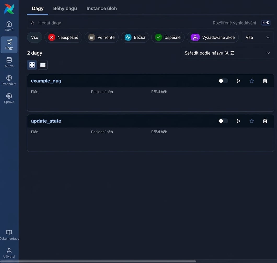 Zobrazení DAGů v Airflow se dvěma načtenými DAGy a možnostmi interakce