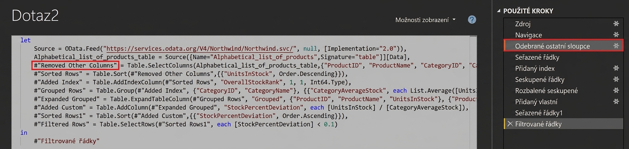 Snímek pokročilého editoru vedle podokna použitých kroků v Power Query. Kroky v editoru jsou propojeny s použitými kroky