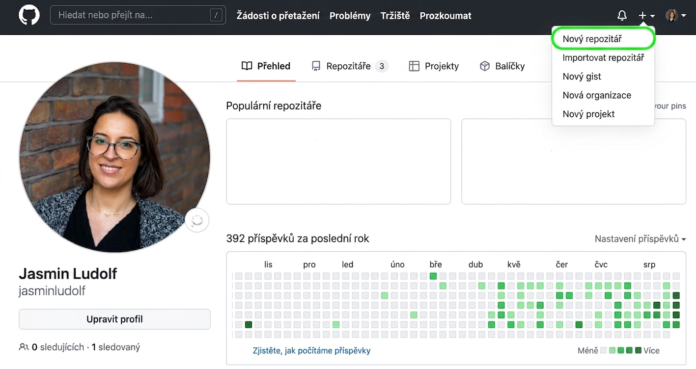 Zobrazení profilu na GitHubu se zelenou šipkou ukazující na možnost Nový repozitář v rozbalovací nabídce.