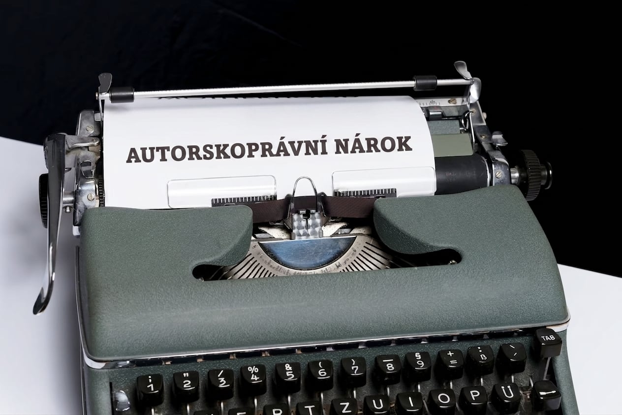 Slova "copyright claim" napsaná na psacím stroji