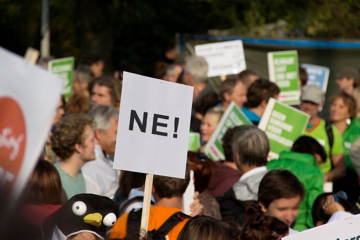 Protest s demonstrantem držícím ceduli "No!"
