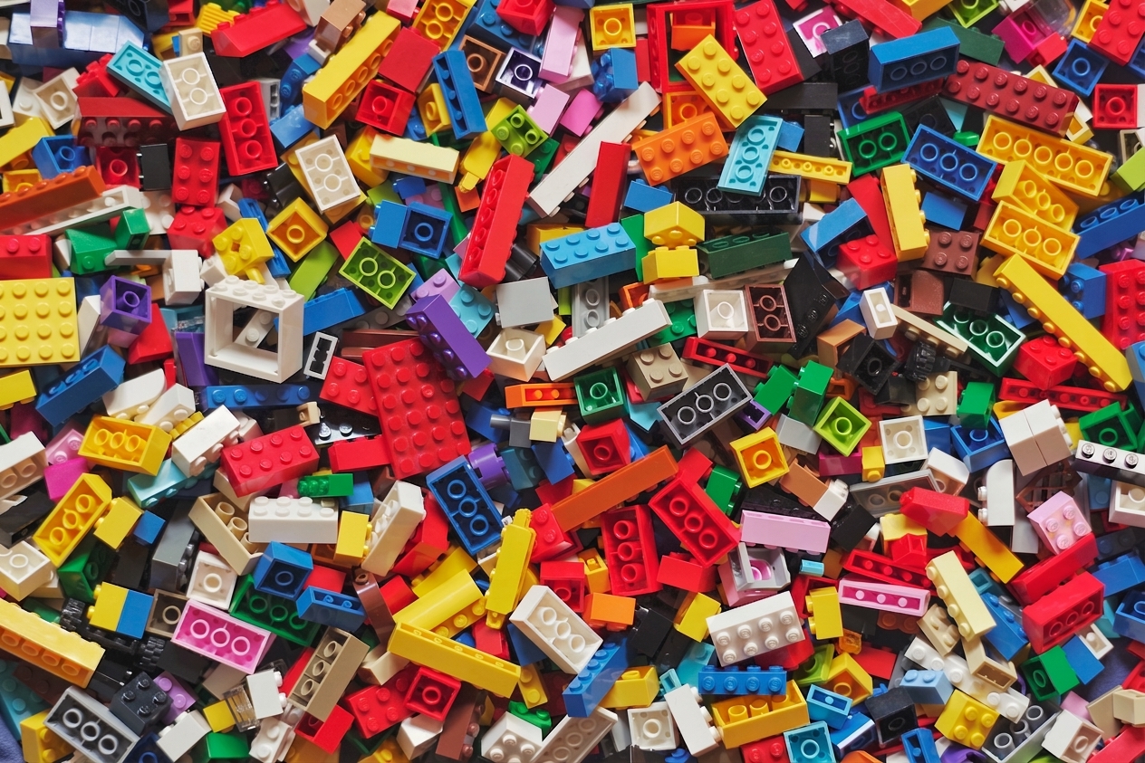 Vizuál hromady neuspořádaných lego kostek