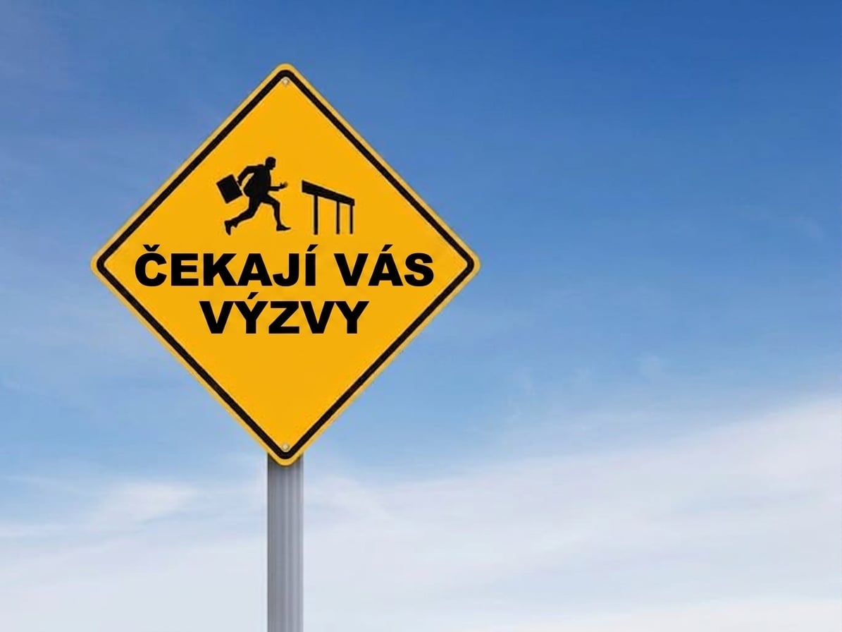 Dopravní značka s mužem přeskakujícím překážku a nápisem „Challenges Ahead“