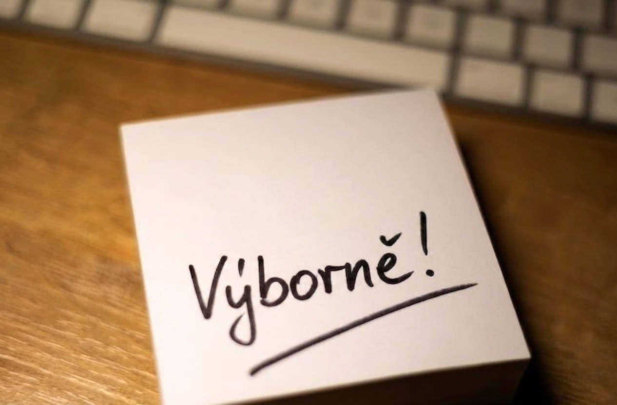 Obrázek kartičky s nápisem „výborně" na přední straně