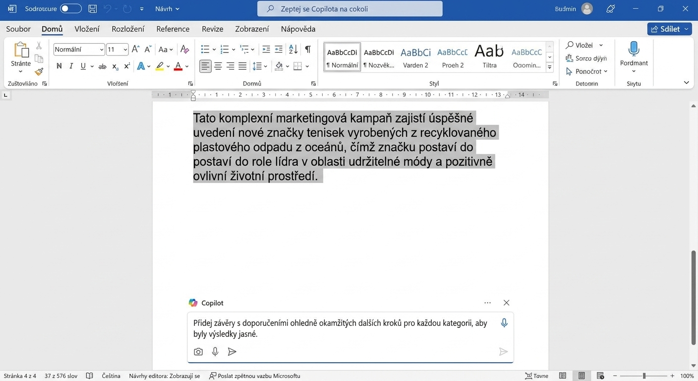 Snímek zvýrazněného odstavce k úpravě a chat Copilota níže, kde uživatel žádá o vylepšení.