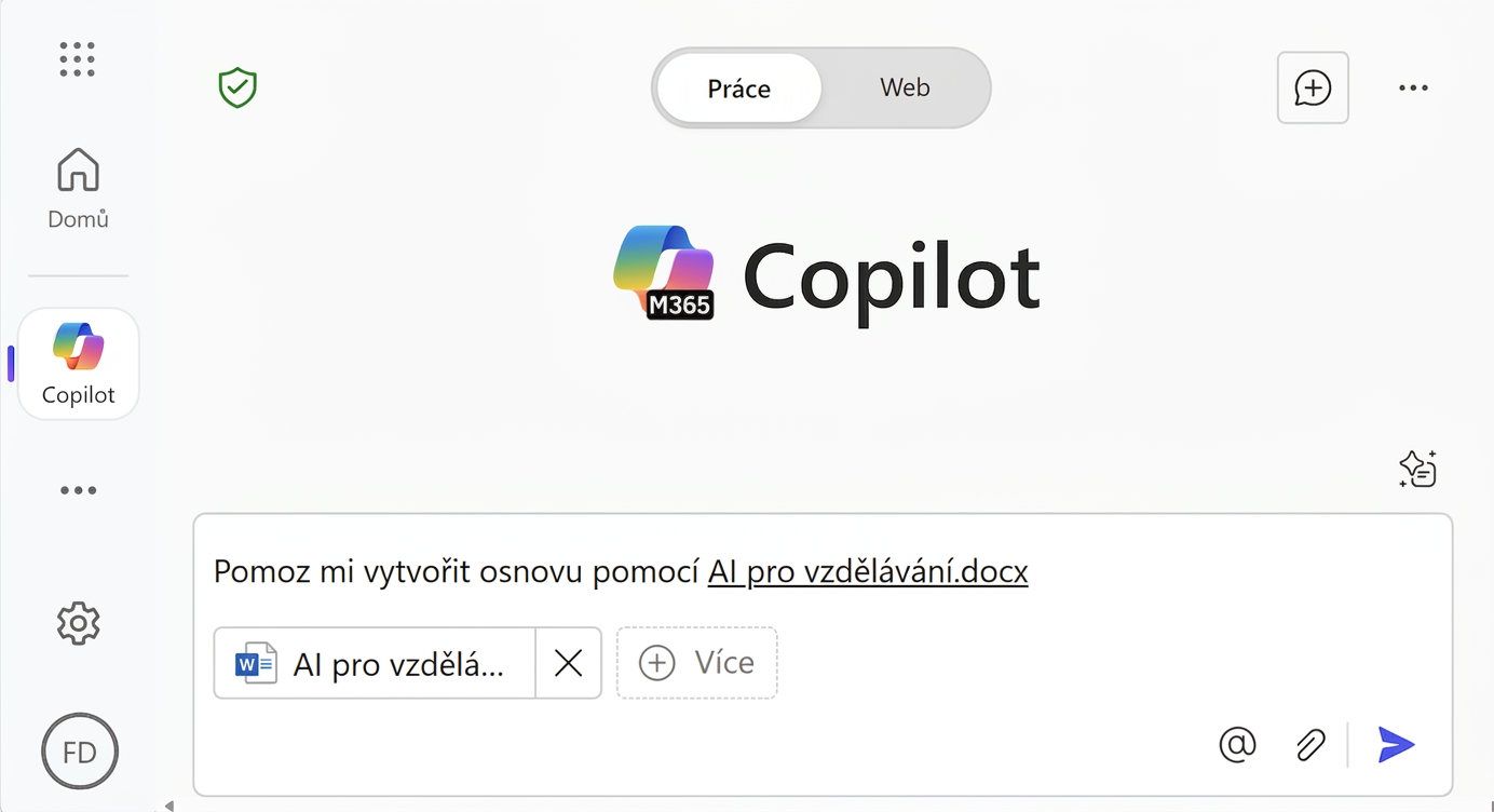 Snímek obrazovky chatu „Navrhnout s Copilotem" s výzvou k vytvoření přehledové zprávy pomocí konkrétního souboru.