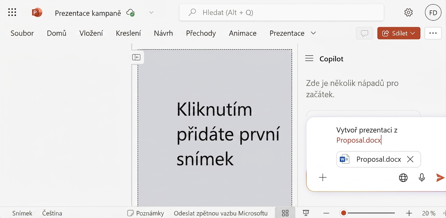Snímek obrazovky prázdného dokumentu PowerPoint s otevřeným chatem Copilot na straně.