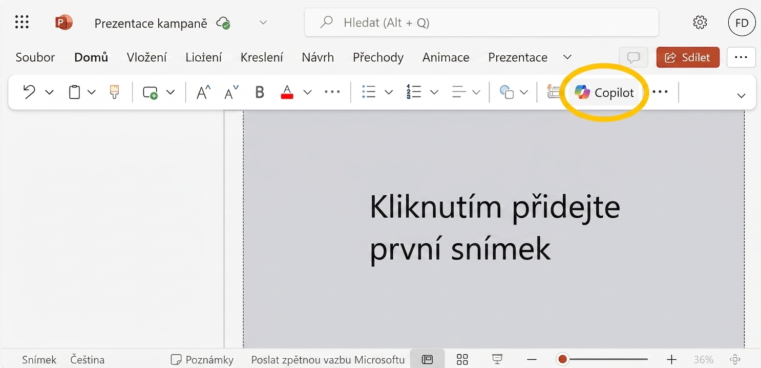 Snímek obrazovky prázdného dokumentu PowerPoint s ikonou Copilot.