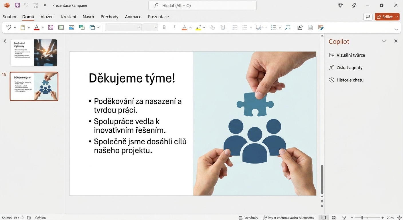 Snímek obrazovky snímku PowerPoint s otevřeným chatem Copilot, kde uživatel žádá o uspořádání snímků.