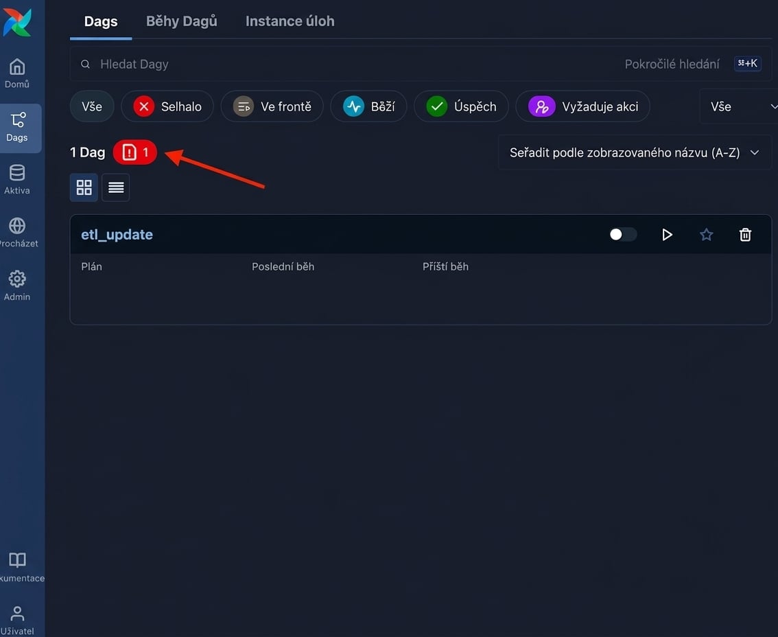 Zobrazení DAGů v Airflow se zvýrazněným tlačítkem oznámení o chybě importu