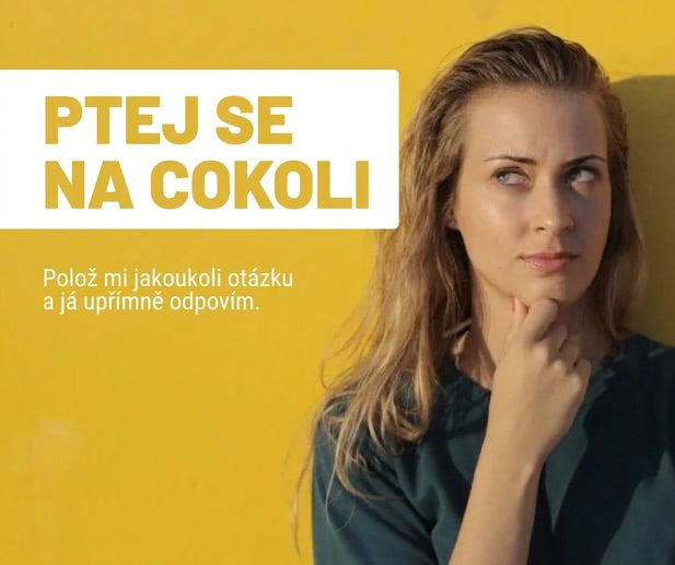 žena zamyšleně přemýšlí vedle nápisu Ask me Anything