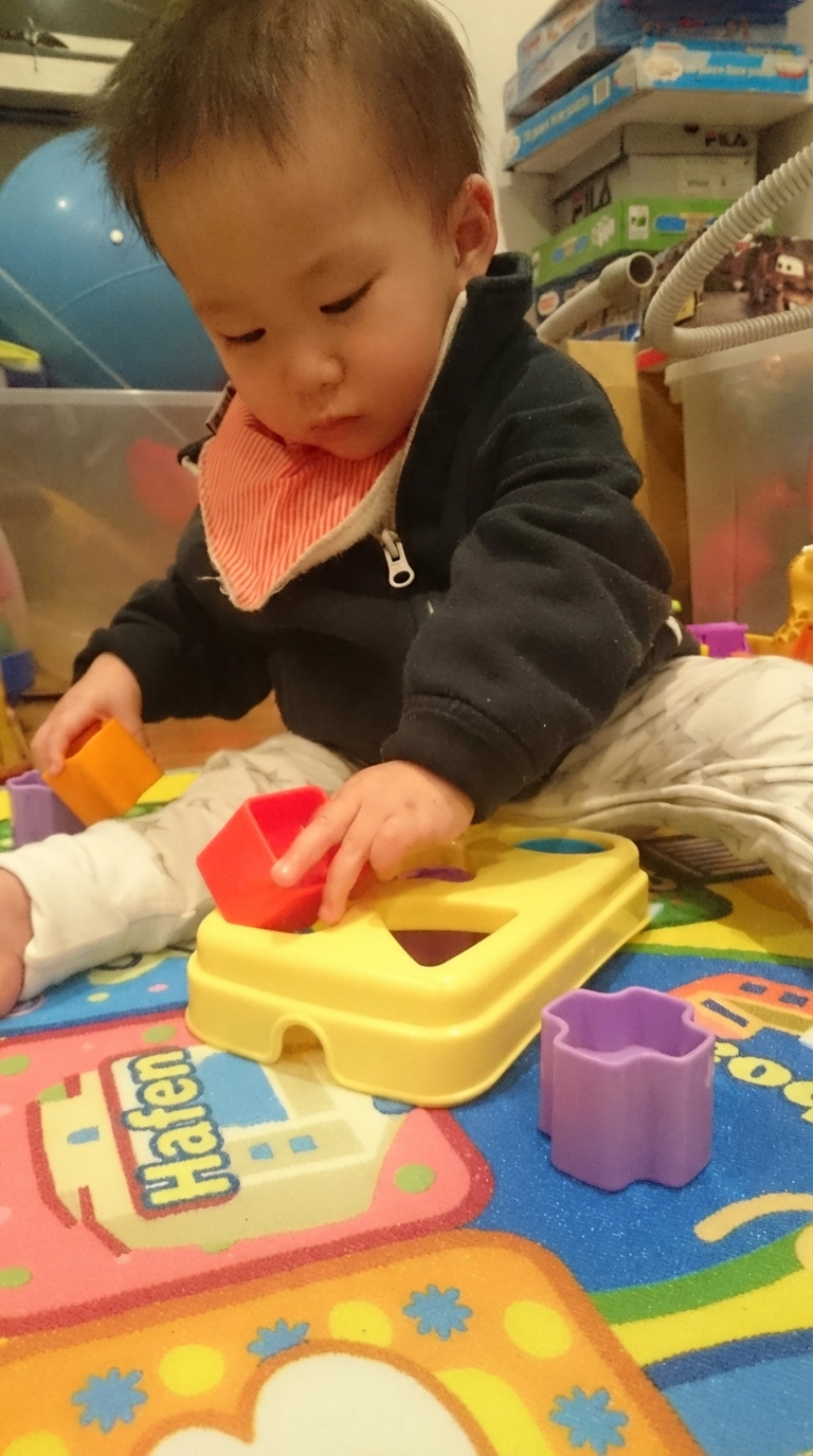 Kind spielt mit Förmchen