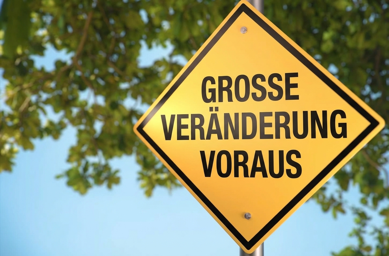 Ein Straßenschild mit der Aufschrift „Wendepunkt voraus“