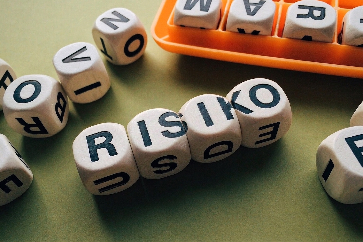 Ein Foto mit Buchstabenwürfeln, die das Wort RISK bilden.