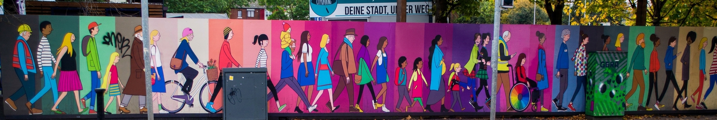 Foto eines Wandgemäldes mit Illustrationen von Menschen aus allen Gesellschaftsschichten.