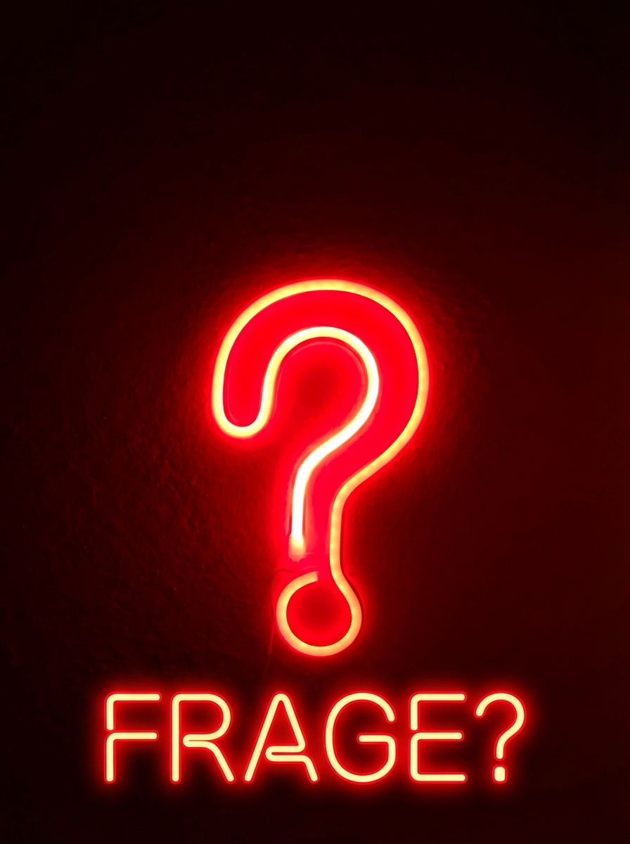 Fragezeichen in roter Neonfarbe