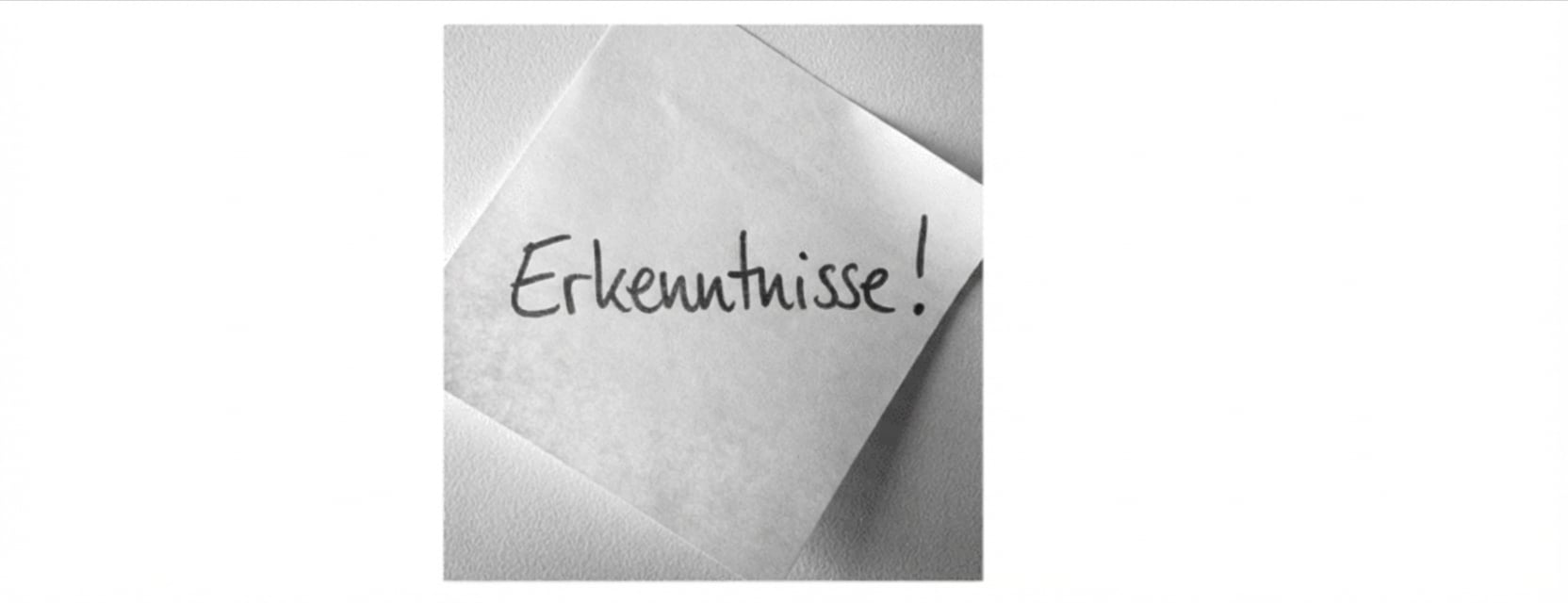 Ein Post-it mit dem Wort „Schlussfolgerungen“
