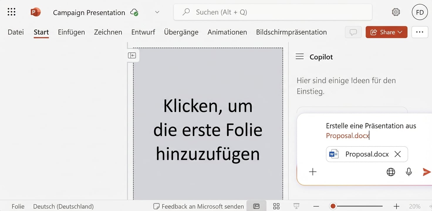 Ein Screenshot einer leeren PowerPoint-Präsentation mit dem am Rand geöffneten Copilot-Chat.