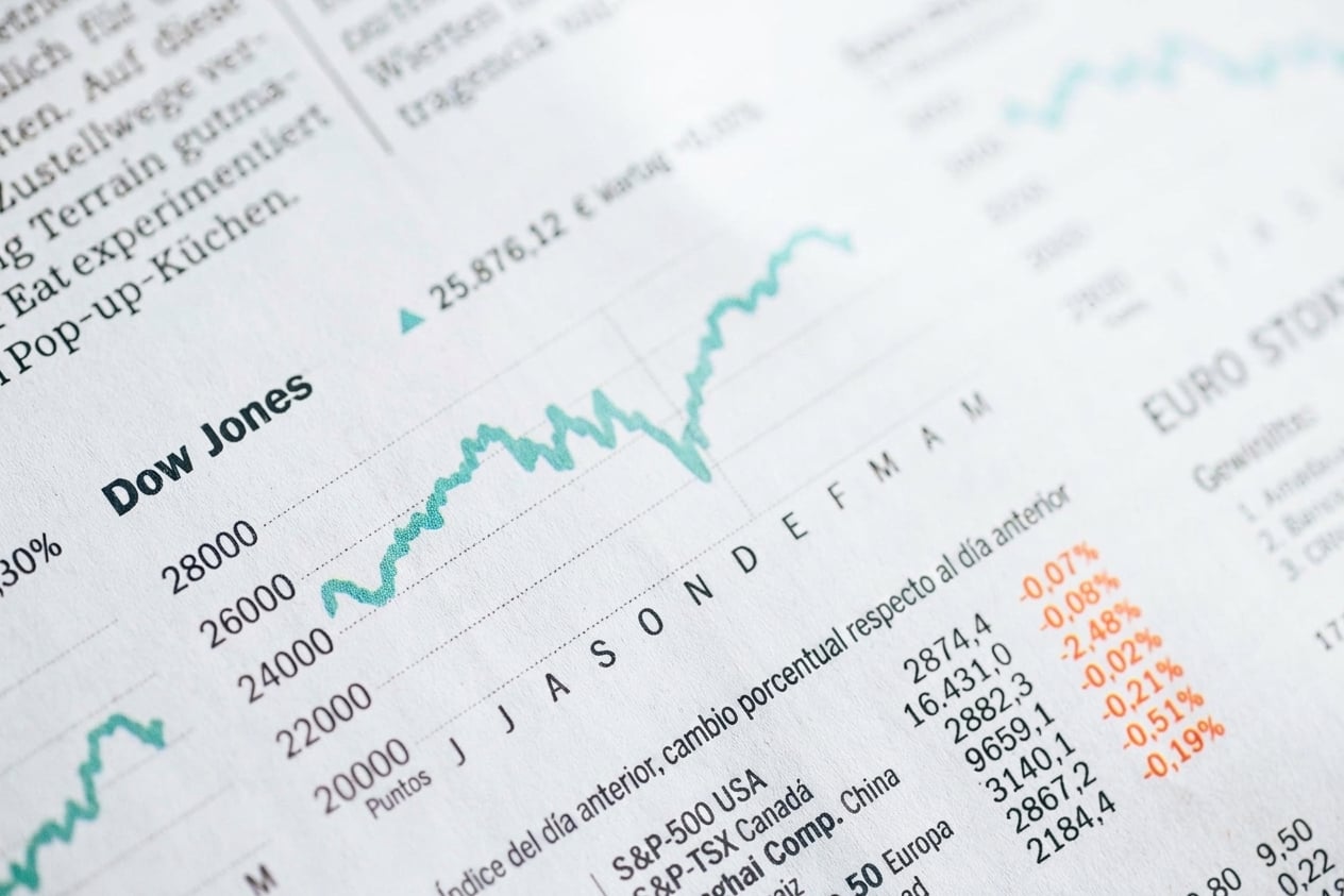 Imagen de un periódico con el gráfico del Dow Jones