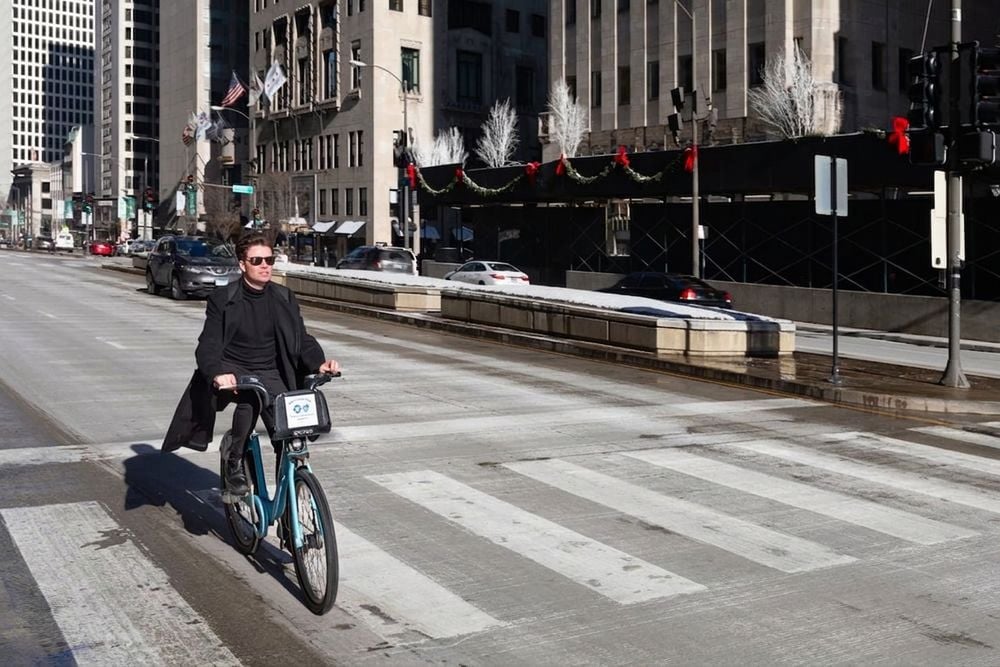 Persona montando por la ciudad en una bici Divvy