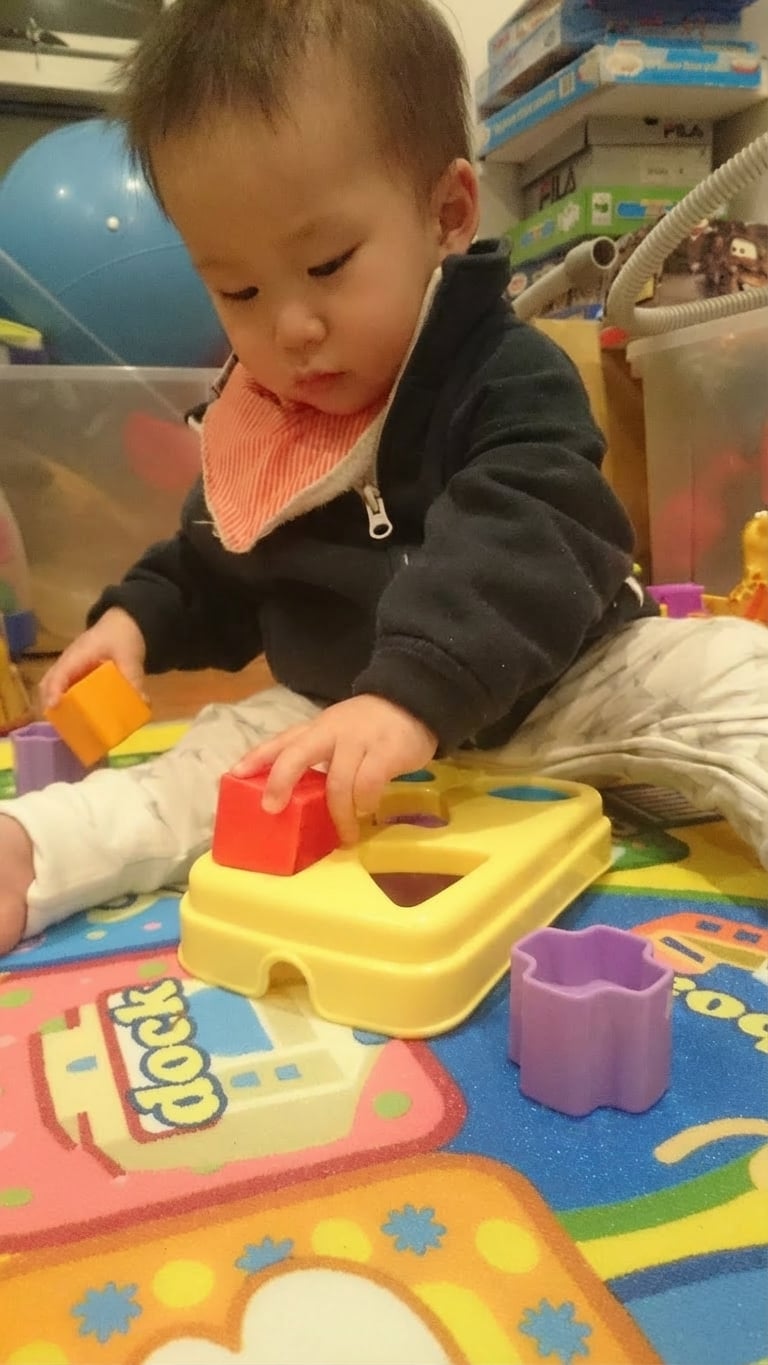 niño jugando con clasificador de formas