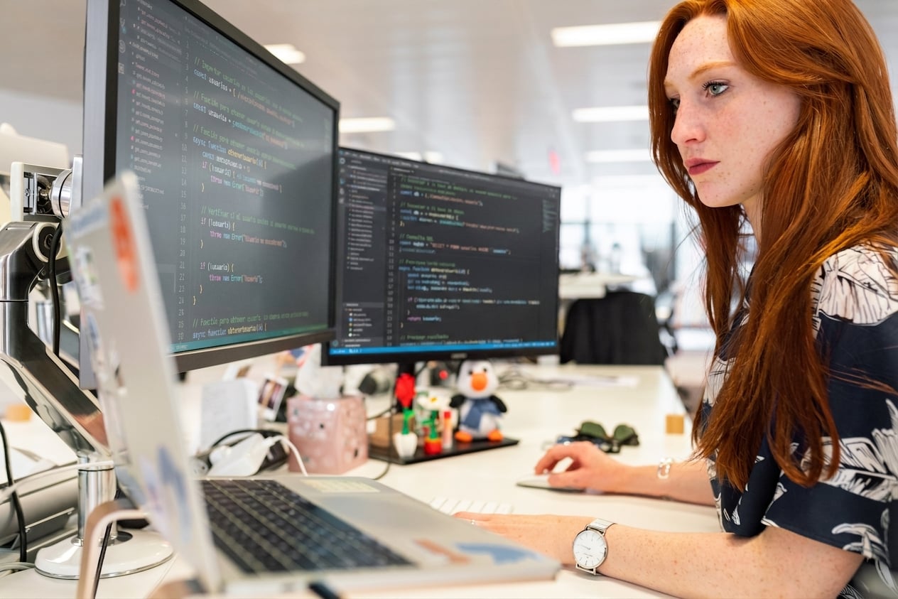 woman_programming_at_a_desk.jpg