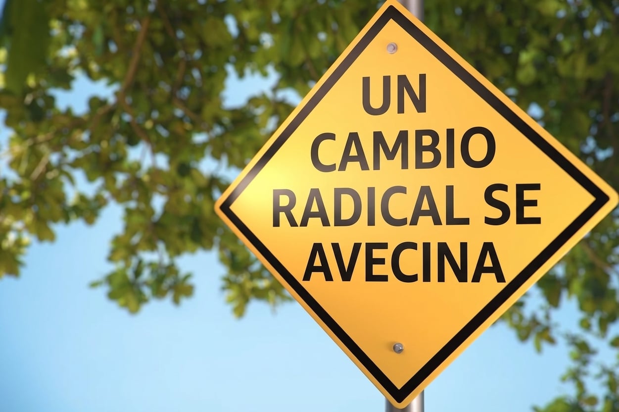 Una señal de tráfico que dice cambio de juego más adelante