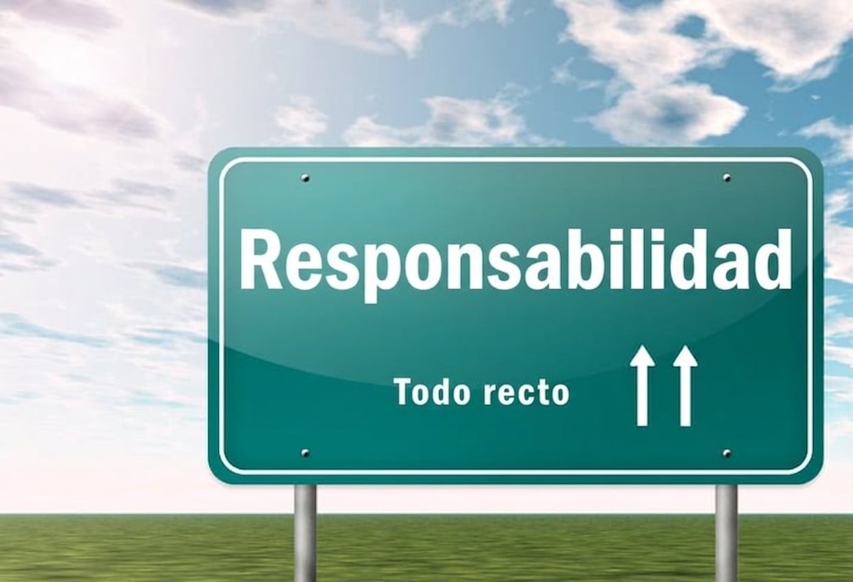 Una señal de tráfico que indica responsabilidad más adelante