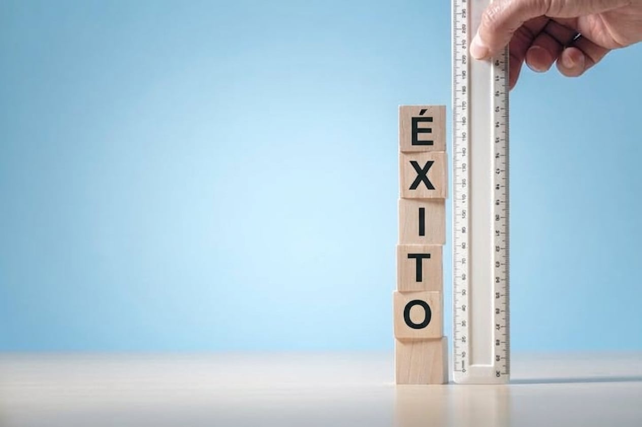 Una regla sobre bloques que dicen "éxito" para ilustrar la medición del progreso