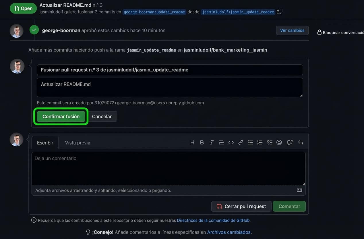 Vista del propietario de un PR aprobado con el botón Confirm merge resaltado