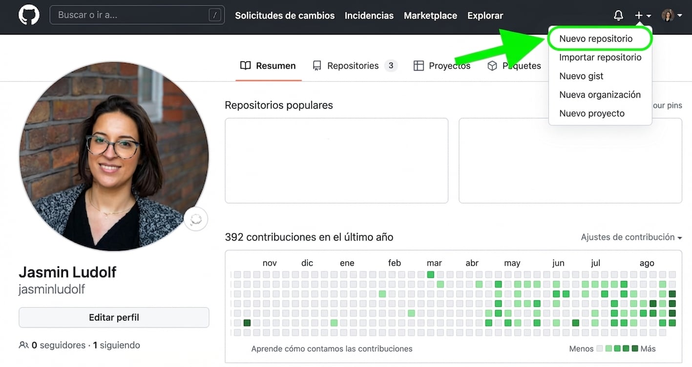 Vista de perfil de GitHub con una flecha verde apuntando a la opción New Repository en un menú desplegable.