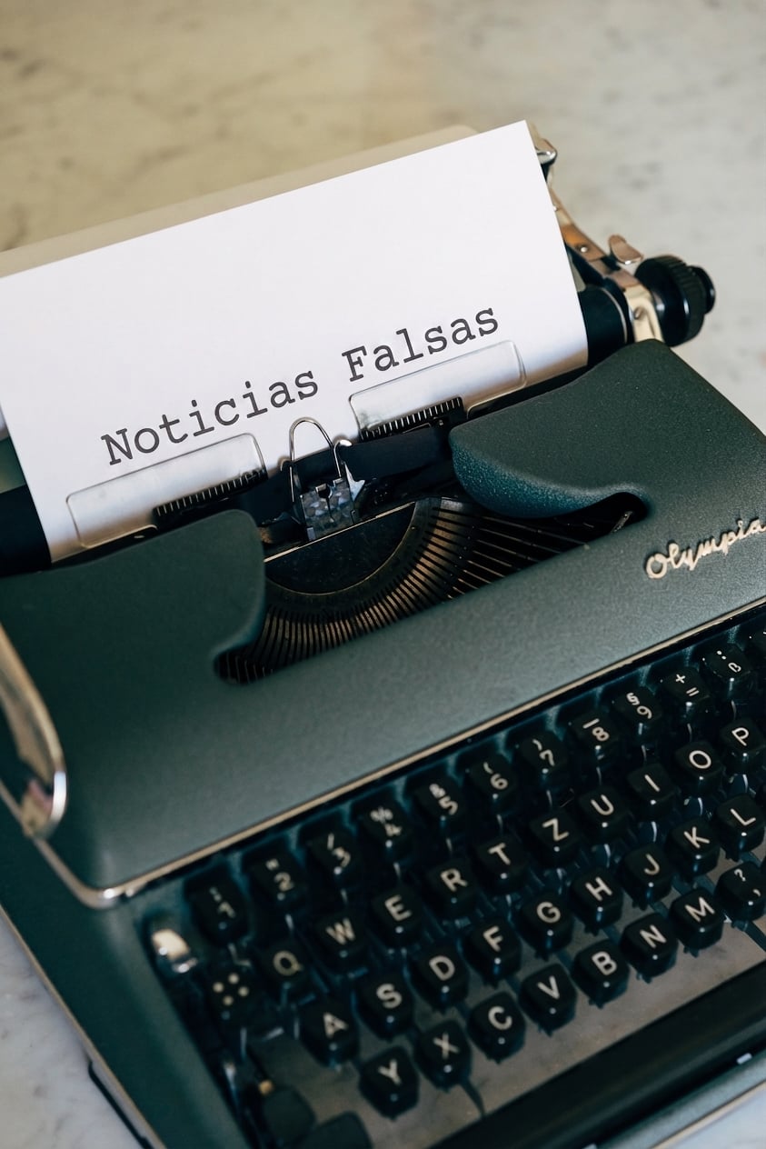 Máquina de escribir que muestra «Noticias falsas»