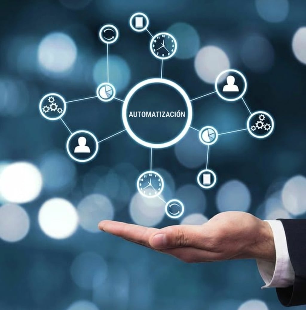 Mano abierta con iconos virtuales que representan automatización flotando encima
