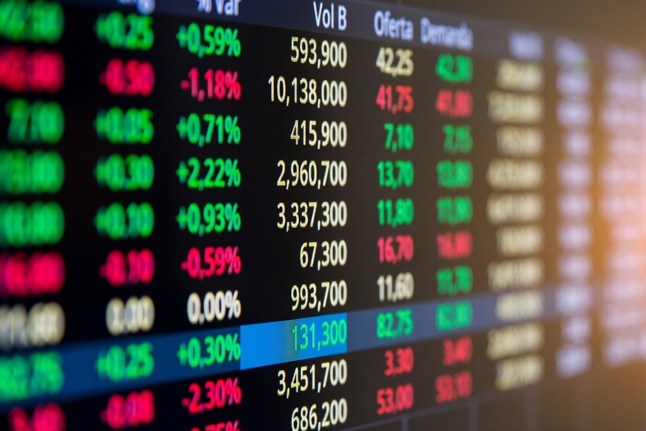 Imagen de precios de cotización en una pantalla
