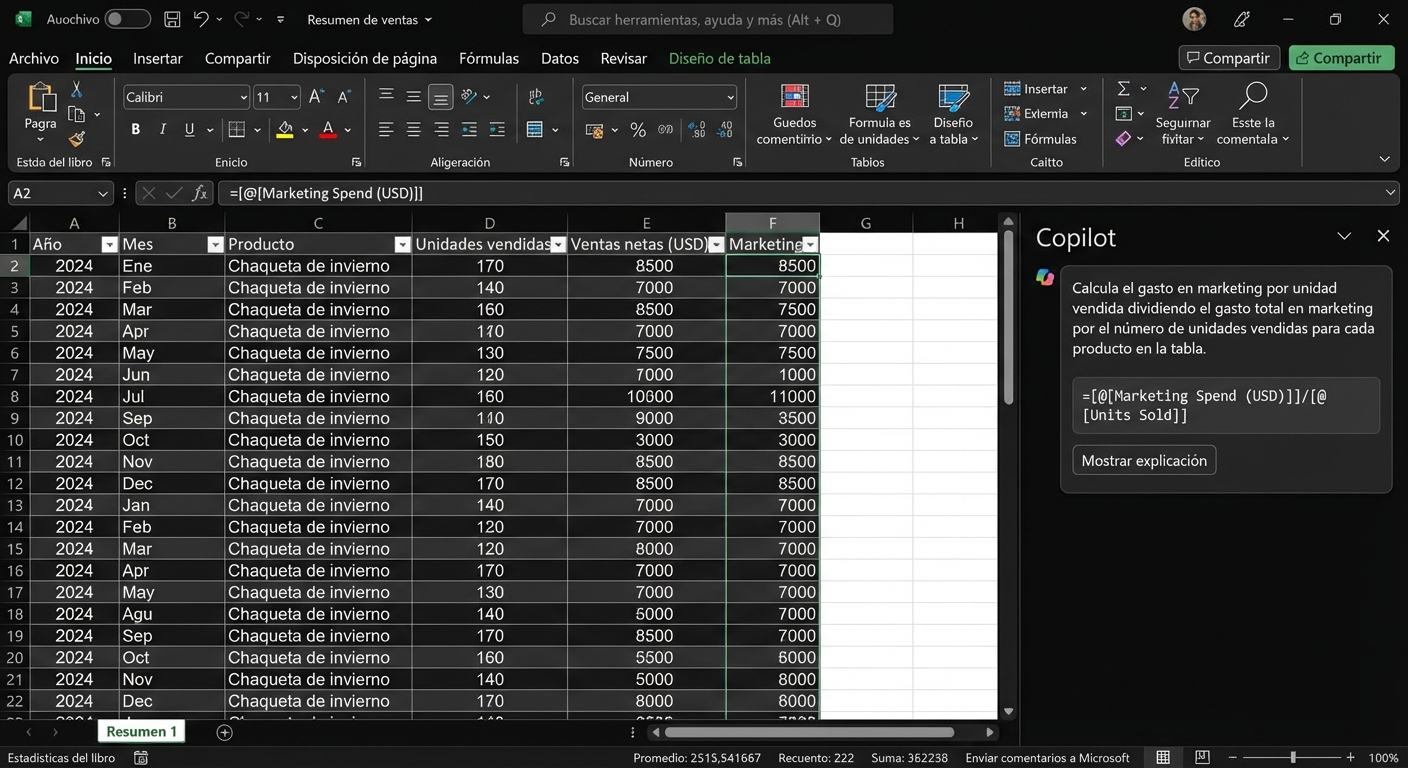 Un documento Excel abierto que muestra datos sobre productos de ropa y un chat de Copilot abierto al lado con el resultado de la fórmula.