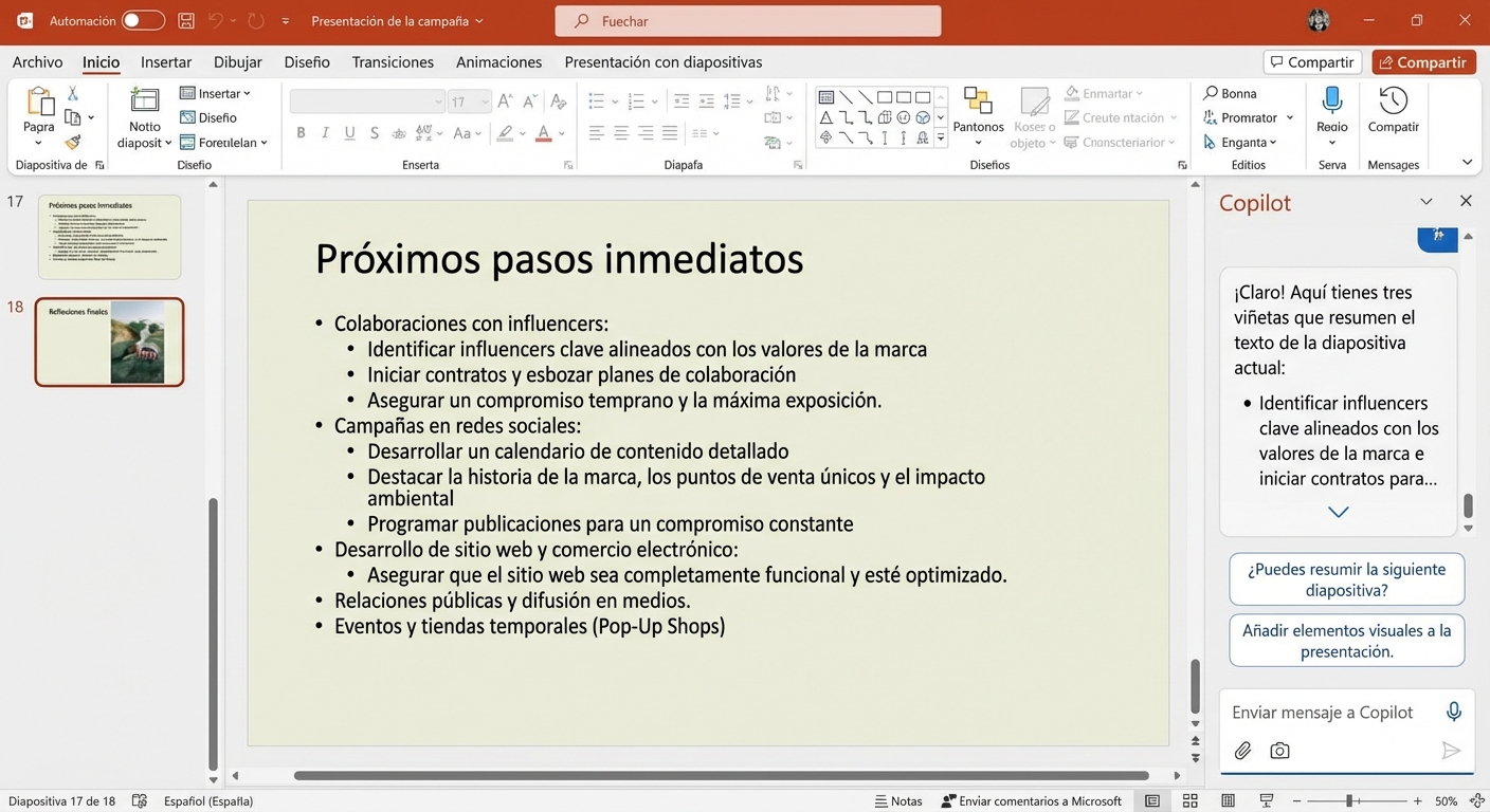 Captura de pantalla de una diapositiva de PowerPoint con el chat de Copilot abierto, en la que se muestra la conversación con un usuario.