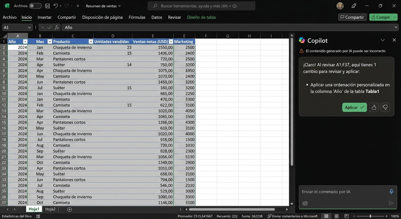 Un documento Excel abierto que muestra datos sobre productos de ropa y un chat de Copilot abierto al lado con un usuario que solicita ordenar la columna Year.