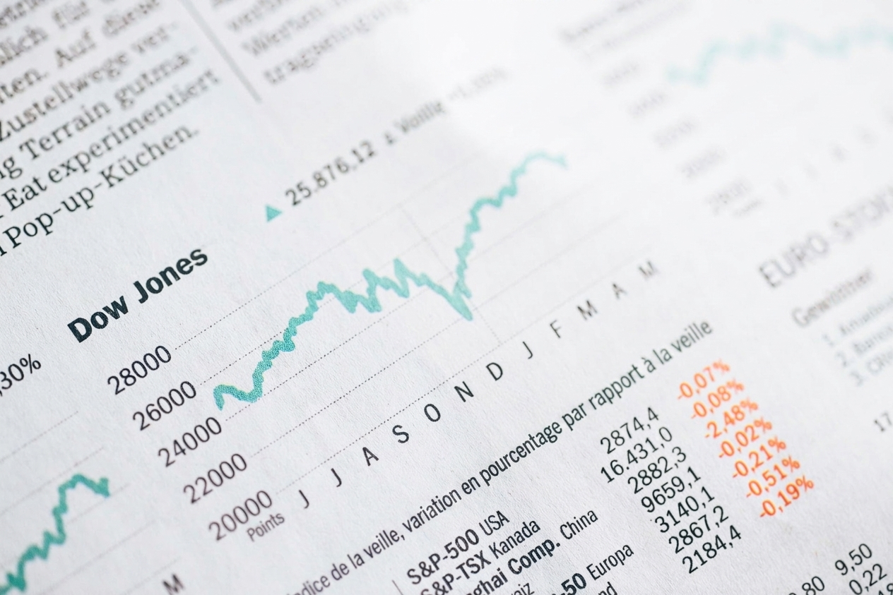 Image d'un journal avec un graphique du Dow Jones