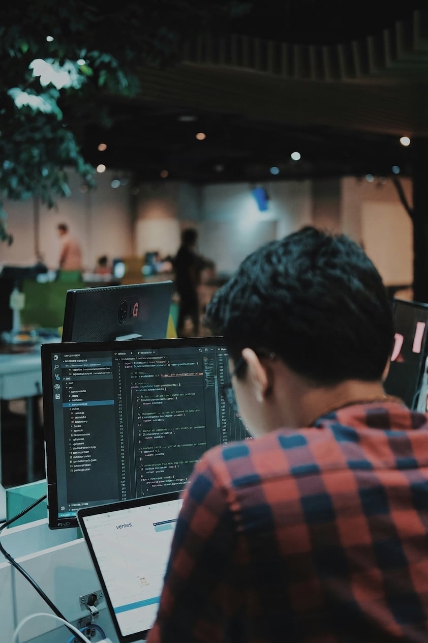 Photo d'une personne qui écrit du code à l'ordinateur