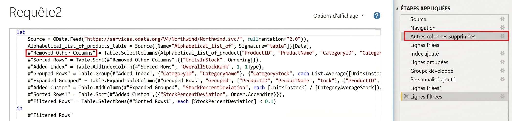 Capture d'écran de l'éditeur avancé à côté du volet Étapes appliquées de Power Query. Les étapes dans l'éditeur avancé sont directement liées aux étapes appliquées