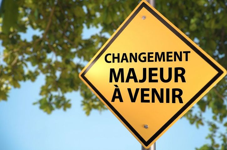 Panneau routier indiquant changement déterminant à venir