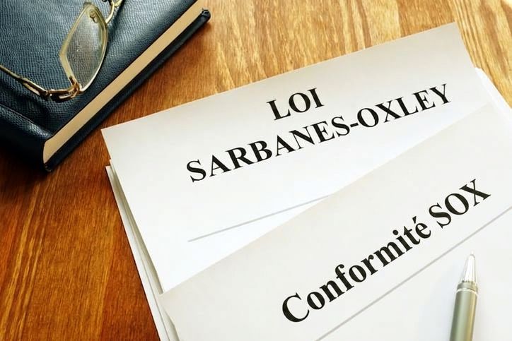 Une photo de documents avec Sarbanes-Oxley Act et SOX Compliance en en-tête
