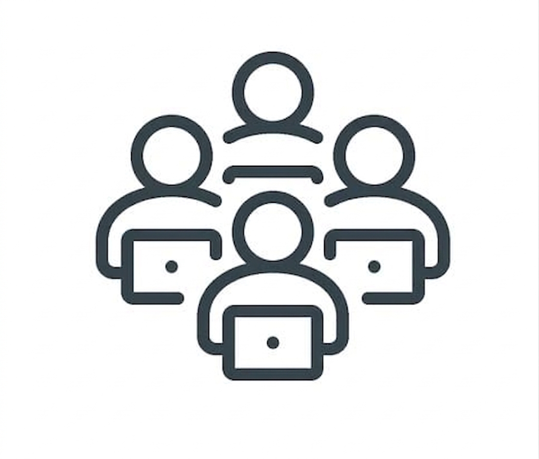 Équipe travaillant à l'ordinateur pour étiqueter des données