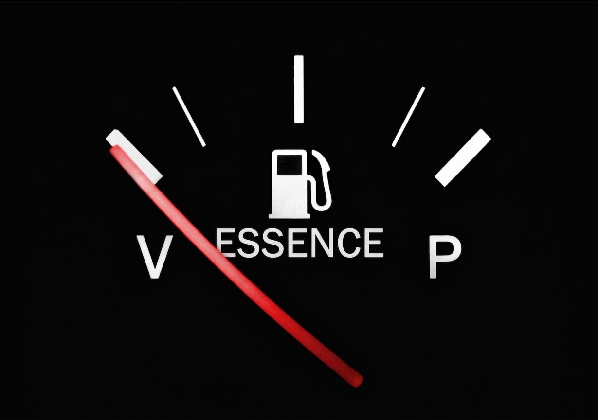 Une jauge d'essence pointant sur vide