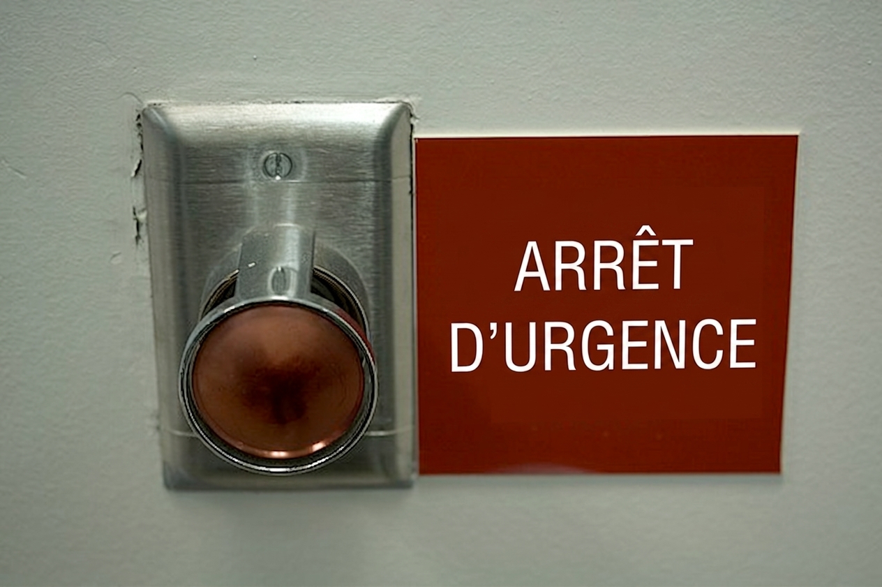 Image d'un gros bouton rouge avec l'inscription « Emergency power off » à côté