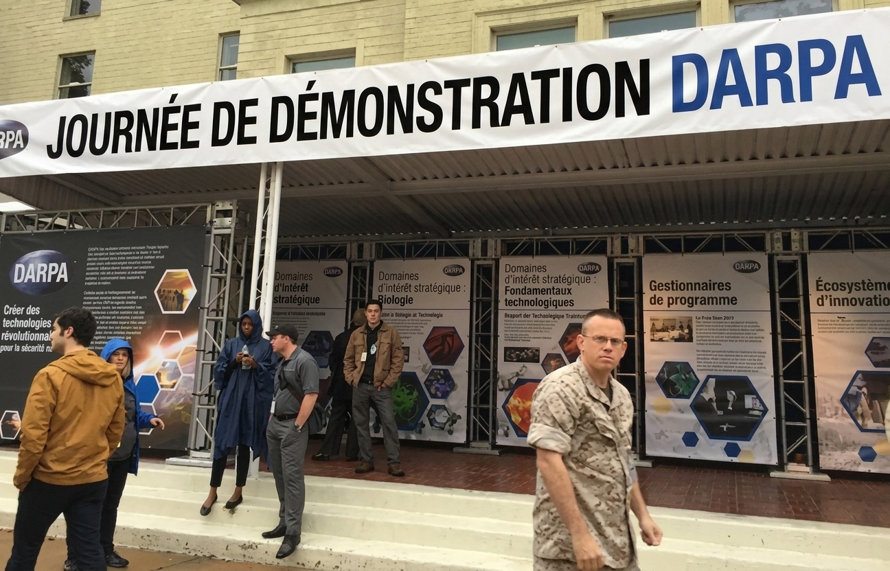 Image de kiosques d'exposition avec une bannière au-dessus indiquant « DARPA Demo Day »